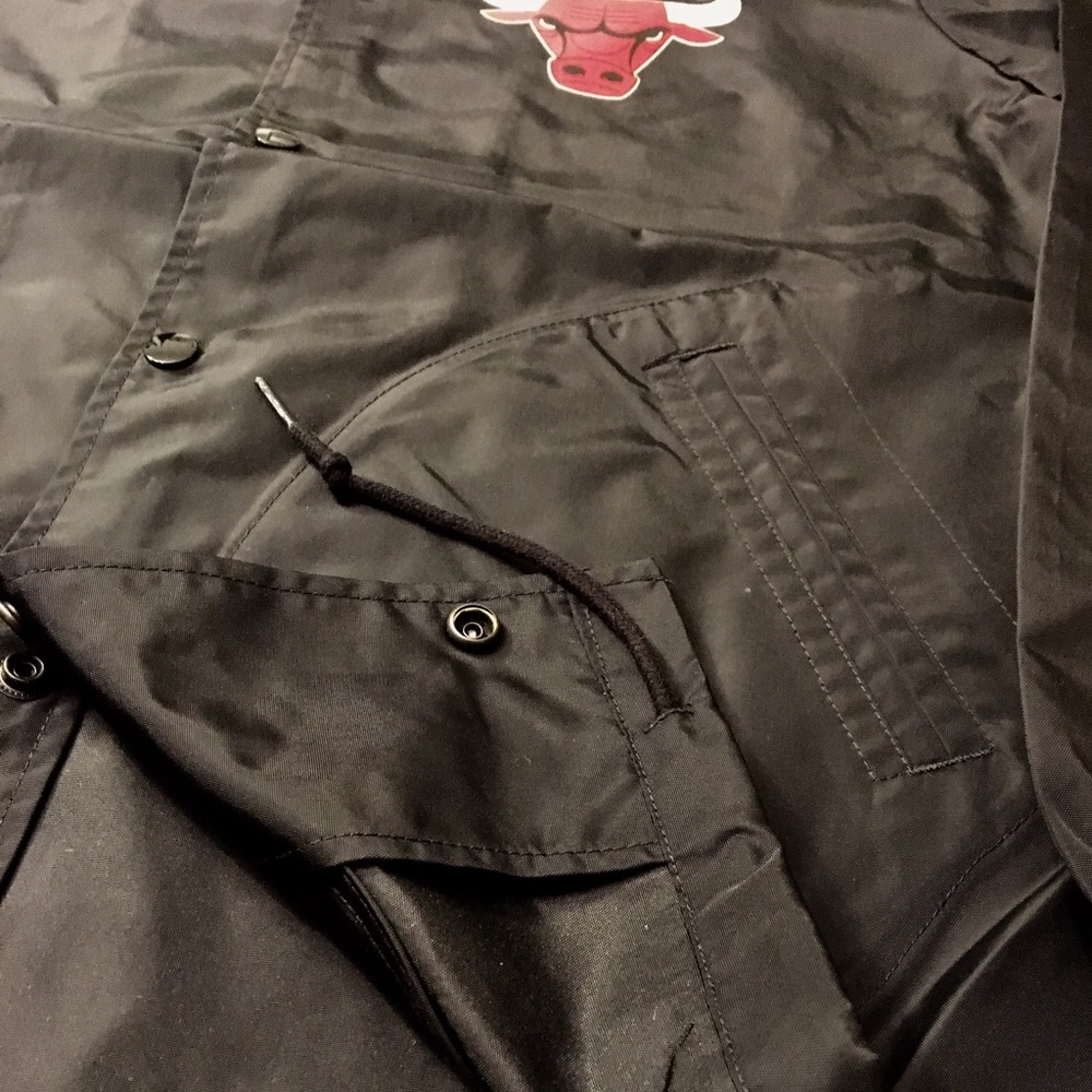 M&N Chicago Bulls Coaches Jacket - Picture 7 of 7